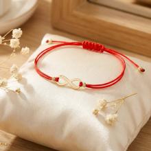 Гривна с червен конец и 14 карата златен елемент безкрайност Гривна с червен конец и 14 карата златен елемент безкрайност