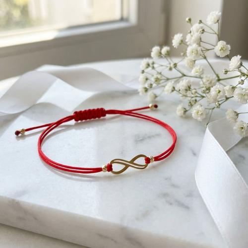 Гривна с червен конец и 14 карата златен елемент безкрайност