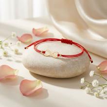 Гривна с червен конец и 14 карата златен елемент безкрайност Гривна с червен конец и 14 карата златен елемент безкрайност