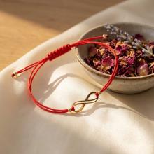 Гривна с червен конец и 14 карата златен елемент безкрайност Гривна с червен конец и 14 карата златен елемент безкрайност