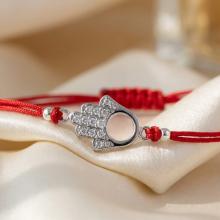 Гривна с червен конец и сребърен елемент Ръката На Фатима