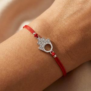 Гривна с червен конец и сребърен елемент Ръката На Фатима