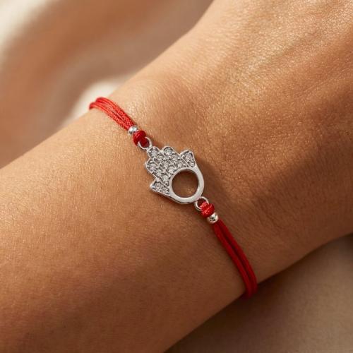 Гривна с червен конец и сребърен елемент Ръката На Фатима