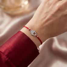 Гривна с червен конец и сребърен елемент Ръката На Фатима