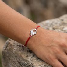 Гривна с червен конец и сребърен елемент Ръката На Фатима