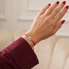 Гривна с червен конец и сребърен елемент Ръката На Фатима