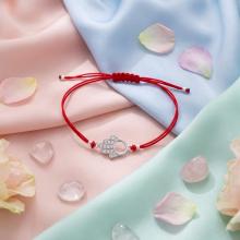 Гривна с червен конец и сребърен елемент Ръката На Фатима