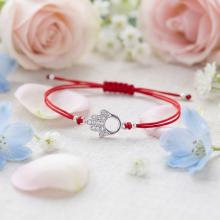 Гривна с червен конец и сребърен елемент Ръката На Фатима