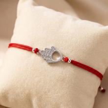 Гривна с червен конец и сребърен елемент Ръката На Фатима