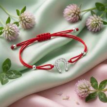 Гривна с червен конец и сребърен елемент подкова