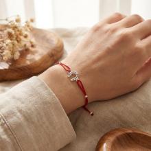 Гривна с червен конец и сребърен елемент подкова