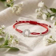 Гривна с червен конец и сребърен елемент подкова