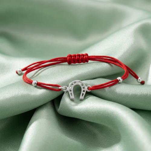 Гривна с червен конец и сребърен елемент подкова