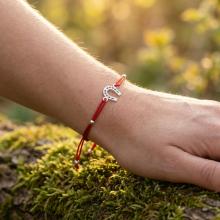 Гривна с червен конец и сребърен елемент подкова