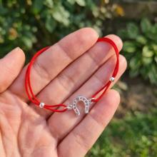 Гривна с червен конец и сребърен елемент подкова