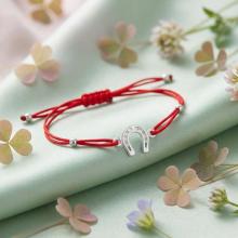 Гривна с червен конец и сребърен елемент подкова