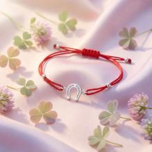 Гривна с червен конец и сребърен елемент подкова