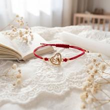 Гривна с червен конец и 14 карата златно сърце с бебешки стъпки