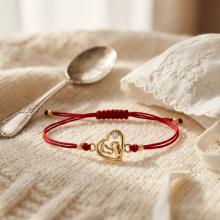 Гривна с червен конец и 14 карата златно сърце с бебешки стъпки