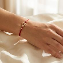 Гривна с червен конец и 14 карата златно сърце с бебешки стъпки