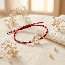 Гривна с червен конец и 14 карата златно сърце с бебешки стъпки