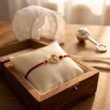 Гривна с червен конец и 14 карата златно сърце с бебешки стъпки