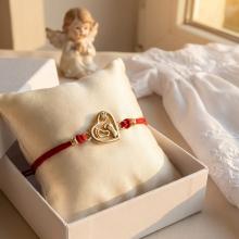 Гривна с червен конец и 14 карата златно сърце с бебешки стъпки