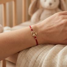 Гривна с червен конец и 14 карата златно сърце с бебешки стъпки