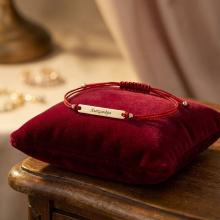 Гривна с червен конец и 14 карата златен елемент плочка с гравирано име