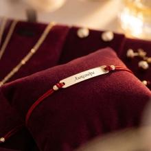 Гривна с червен конец и 14 карата златен елемент плочка с гравирано име