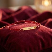 Гривна с червен конец и 14 карата златен елемент плочка с гравирано име