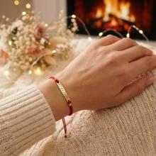 Гривна с червен конец и 14 карата златен елемент плочка с гравирано име