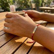 Гривна с червен конец и 14 карата златен елемент плочка с гравирано име