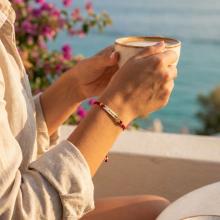 Гривна с червен конец и 14 карата златен елемент плочка с гравирано име