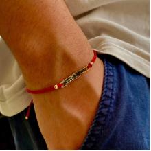 Гривна с червен конец и 14 карата златен елемент плочка с гравирано име