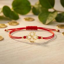 Гривна с червен конец и 14 карата златен елемент детелинка Гривна с червен конец и 14 карата златен елемент детелинка