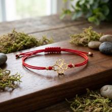 Гривна с червен конец и 14 карата златен елемент детелинка Гривна с червен конец и 14 карата златен елемент детелинка