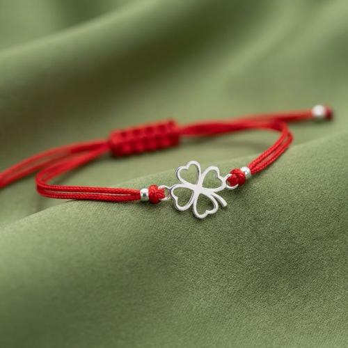 Гривна с червен конец и сребърен елемент детелинка Гривна с червен конец и сребърен елемент детелинка