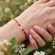 Гривна с червен конец и сребърен елемент детелинка Гривна с червен конец и сребърен елемент детелинка