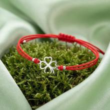 Гривна с червен конец и сребърен елемент детелинка Гривна с червен конец и сребърен елемент детелинка