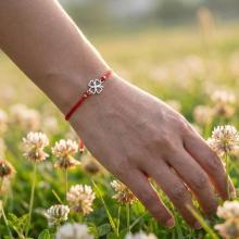 Гривна с червен конец и сребърен елемент детелинка Гривна с червен конец и сребърен елемент детелинка