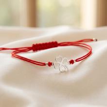 Гривна с червен конец и сребърен елемент детелинка Гривна с червен конец и сребърен елемент детелинка