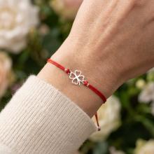 Гривна с червен конец и сребърен елемент детелинка Гривна с червен конец и сребърен елемент детелинка