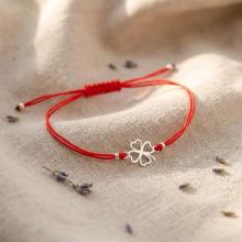 Гривна с червен конец и сребърен елемент детелинка Гривна с червен конец и сребърен елемент детелинка