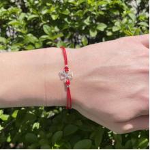 Гривна с червен конец и сребърен елемент детелинка Гривна с червен конец и сребърен елемент детелинка