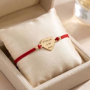 Гривна с червен конец и 14 карата златен елемент сърце с гравирано послание по избор