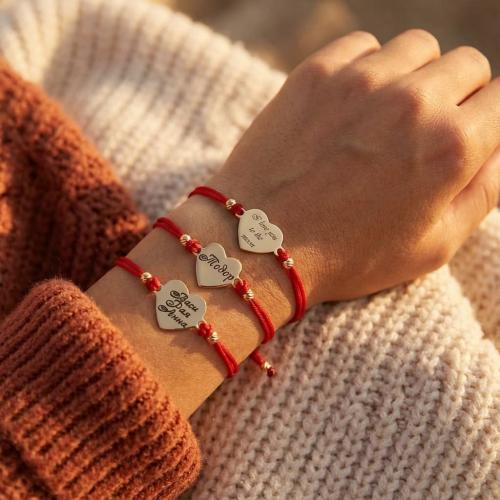 Гривна с червен конец и 14 карата златен елемент сърце с гравирано послание по избор