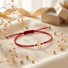 Гривна с червен конец и 14 карата златна фигура момче