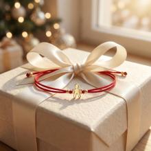 Гривна с червен конец и 14 карата златна фигура момче