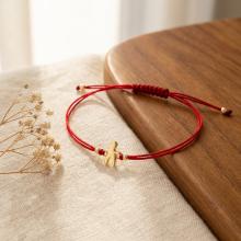 Гривна с червен конец и 14 карата златна фигура момче